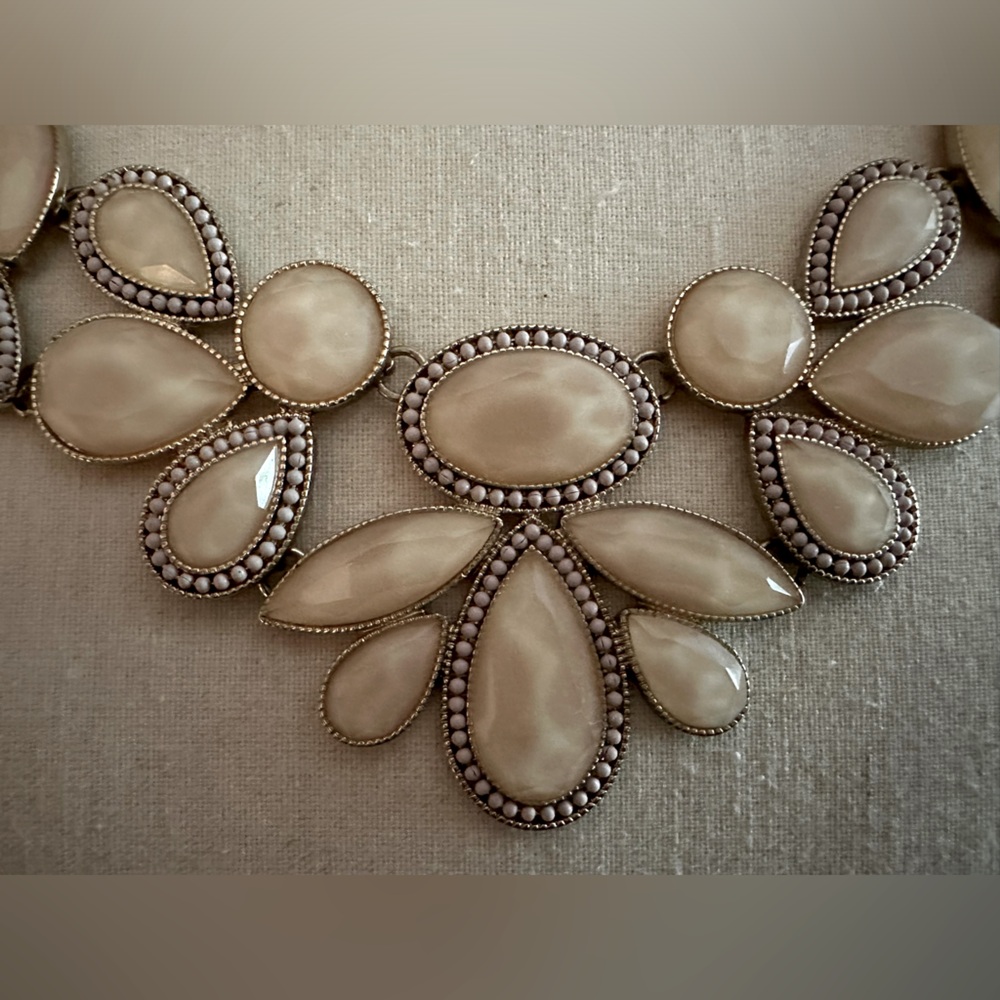 ModCloth Statement Necklace - Picture 2 of 4